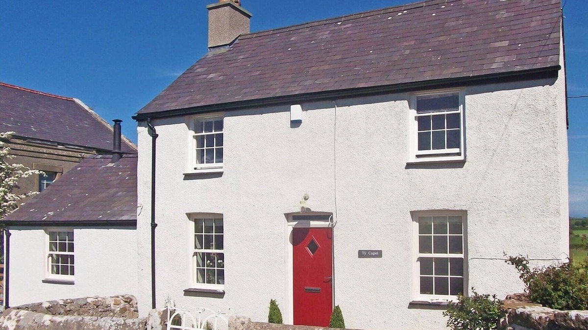 Bodffordd Cottage | TY CAPEL BRYNTWROG, pet friendly, with open fire in Bryntwrog