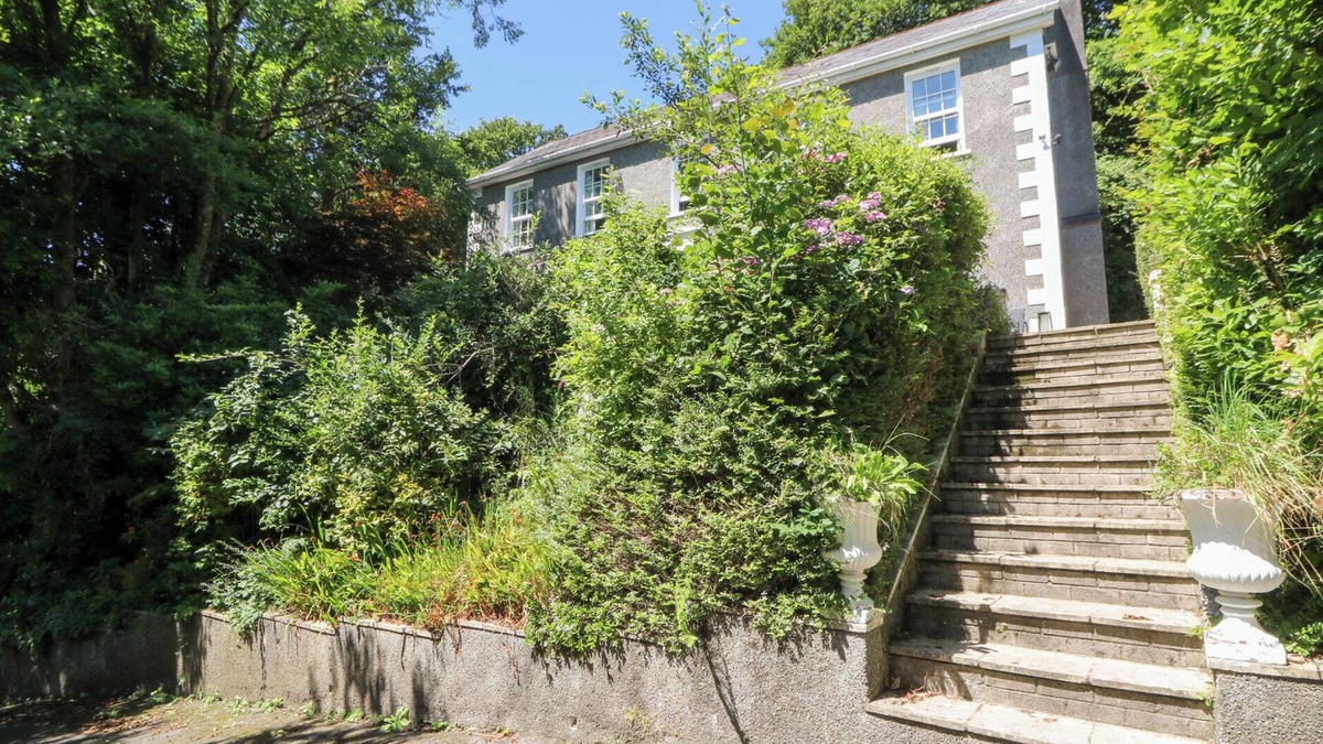 Margam Cottage | TY CAREDIG, pet friendly, character holiday cottage in Pontardawe