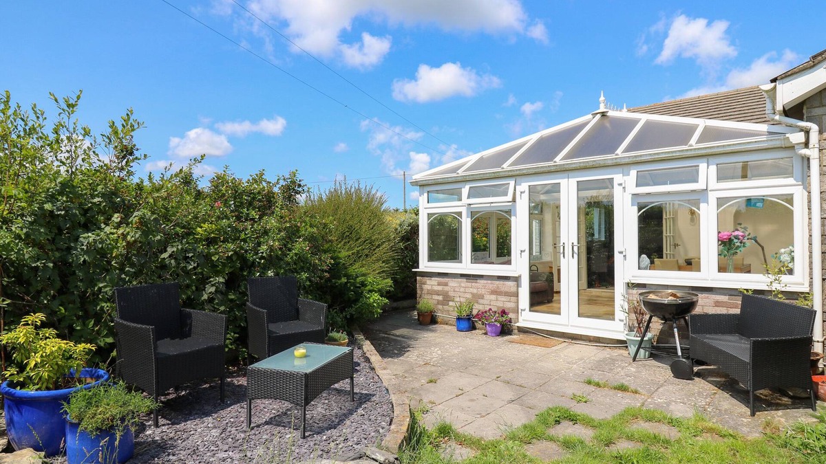 Llangynin Cottage | TY CARIAD, pet friendly, with a garden in St Clears