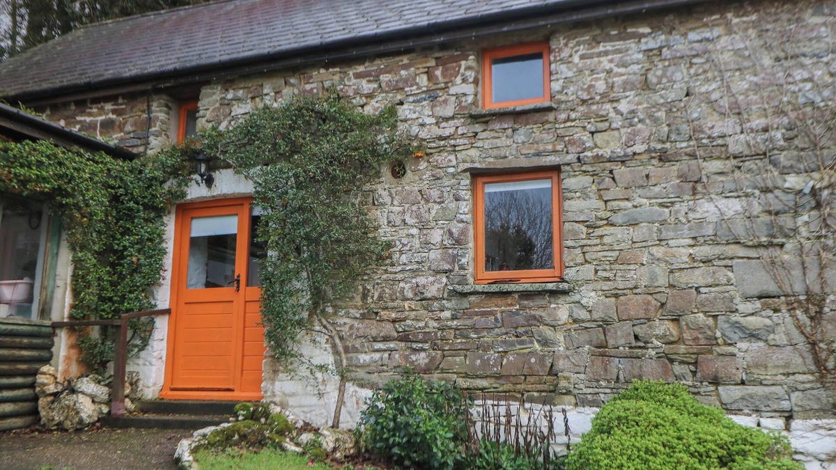 Llanybydder Cottage | TY CEFFYLAU, pet friendly, character holiday cottage in Llanybydder