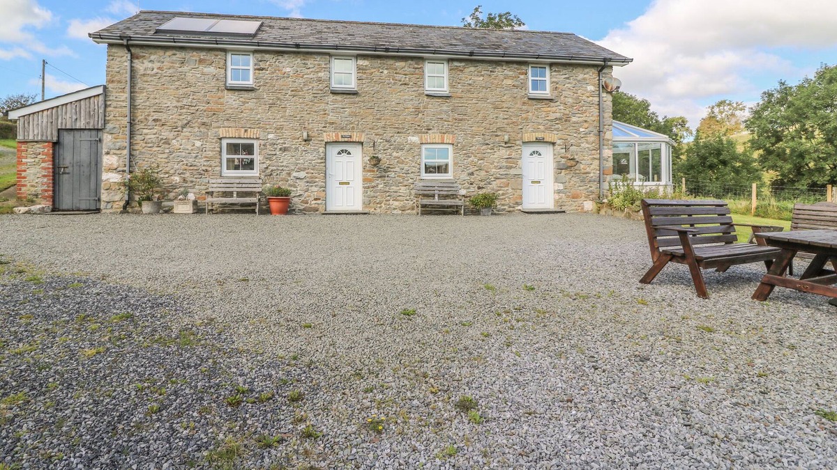 Pencader Cottage | TY FFERM, family friendly, with a garden in Llanllwni
