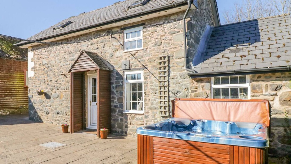 Carno Cottage | TY HAF, pet friendly, luxury holiday cottage, with pool in Carno