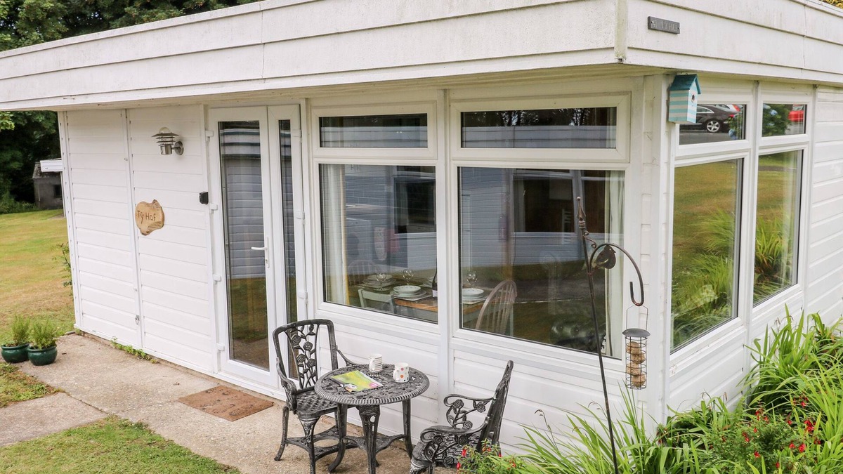 Haverfordwest Cottage | TY HAF, romantic, character holiday cottage, with a garden in Roch