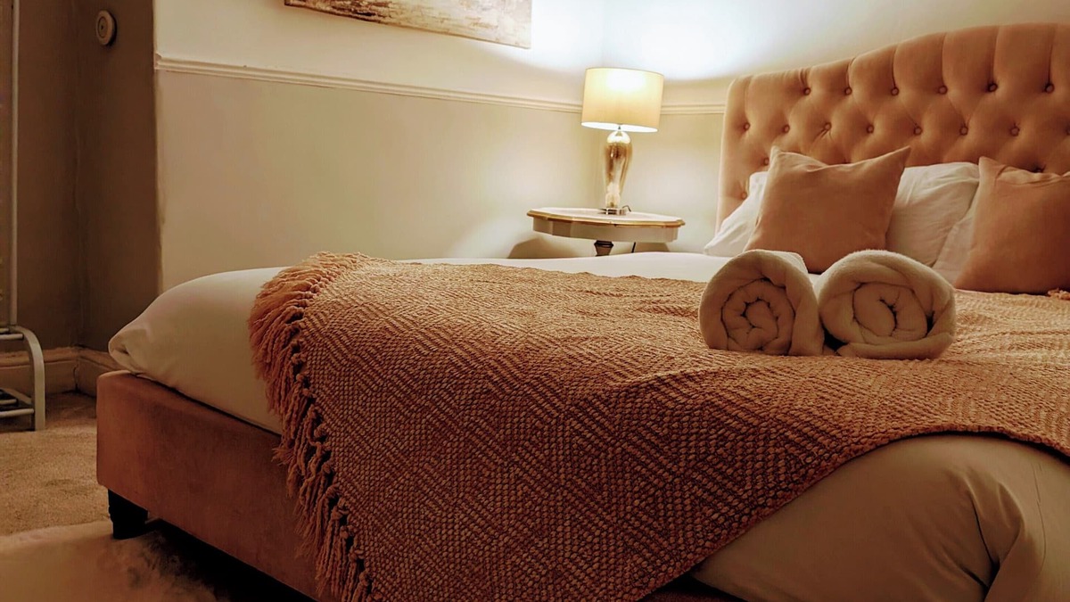 Caerphilly House | Ty Hiraeth nnA Charming Stay Steps Away from Caerphilly Castle!