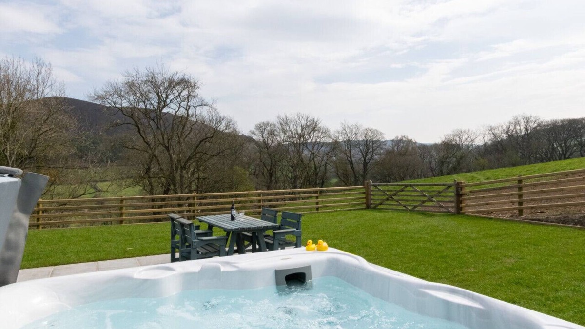 Abergele House | Ty Isa - Two Bedroom House, Sleeps 4