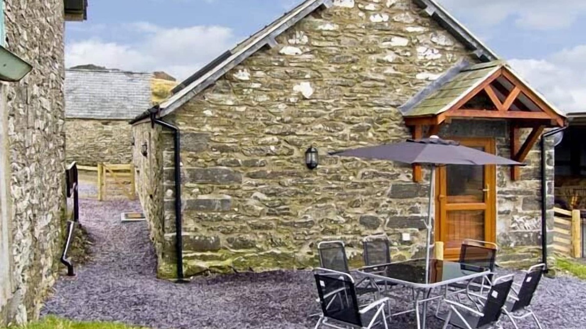 Capel Garmon Cottage | TY ISAF PENRHYDDION, pet friendly, with a garden in Betws-Y-Coed
