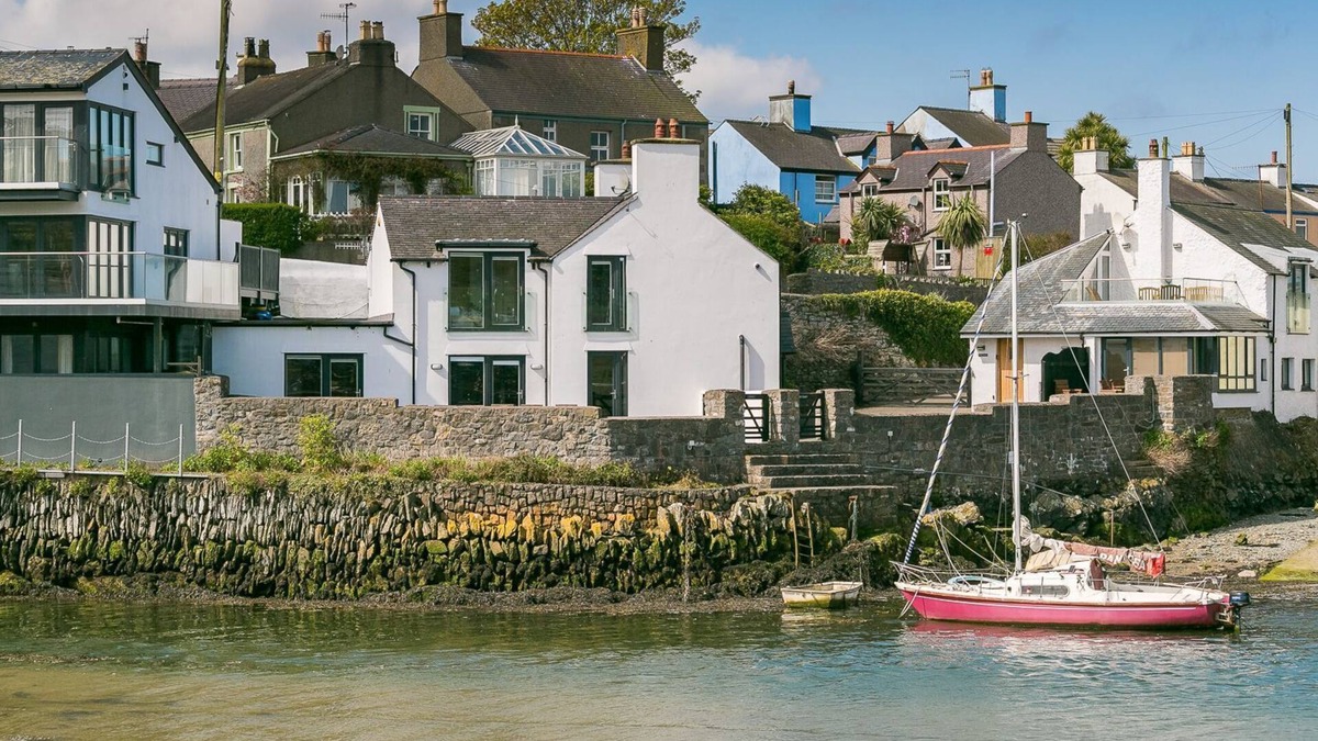 Cemaes Bay Cottage | Ty Lawr - an on the beach that sleeps 8 guests in 4 bedrooms