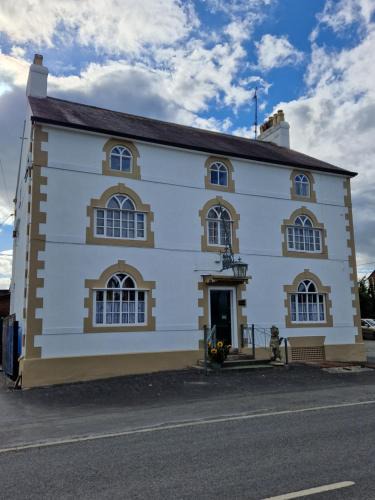 Llandysilio House | Ty Llew