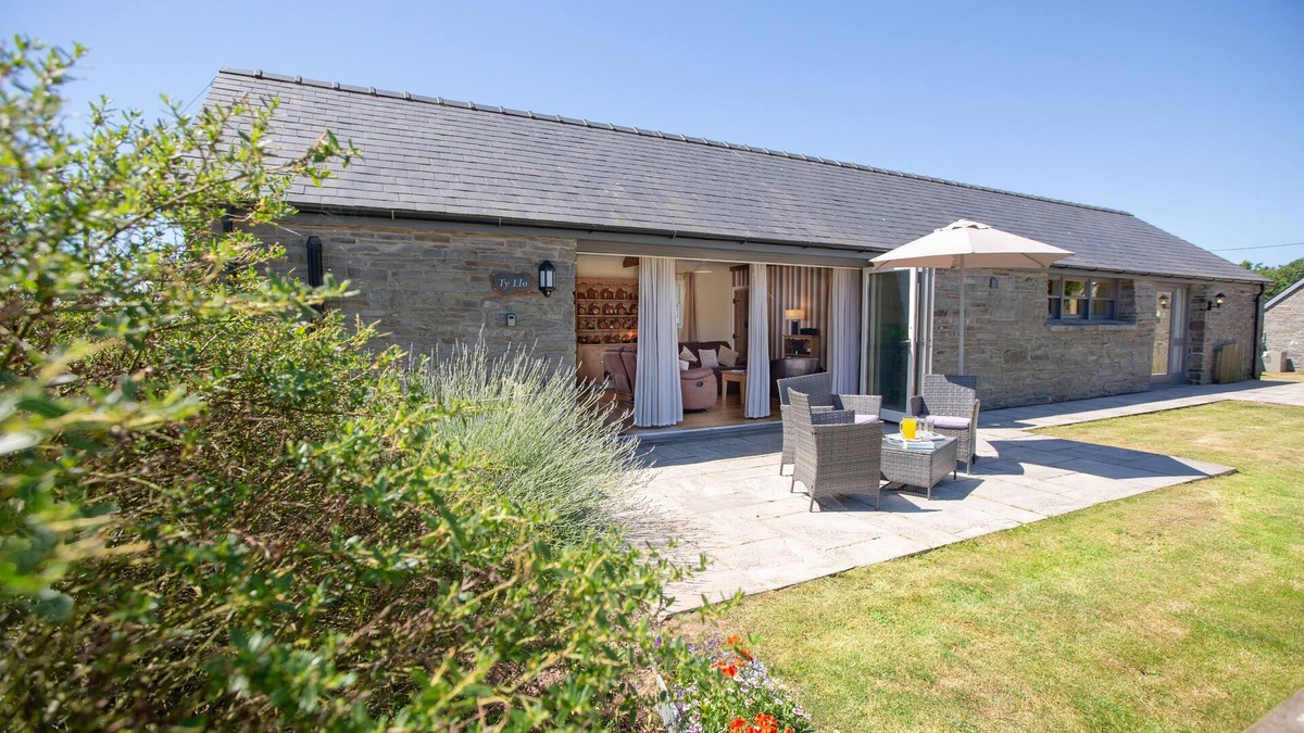 Kidwelly Apartment | Ty Llo (sleeps 5-6).