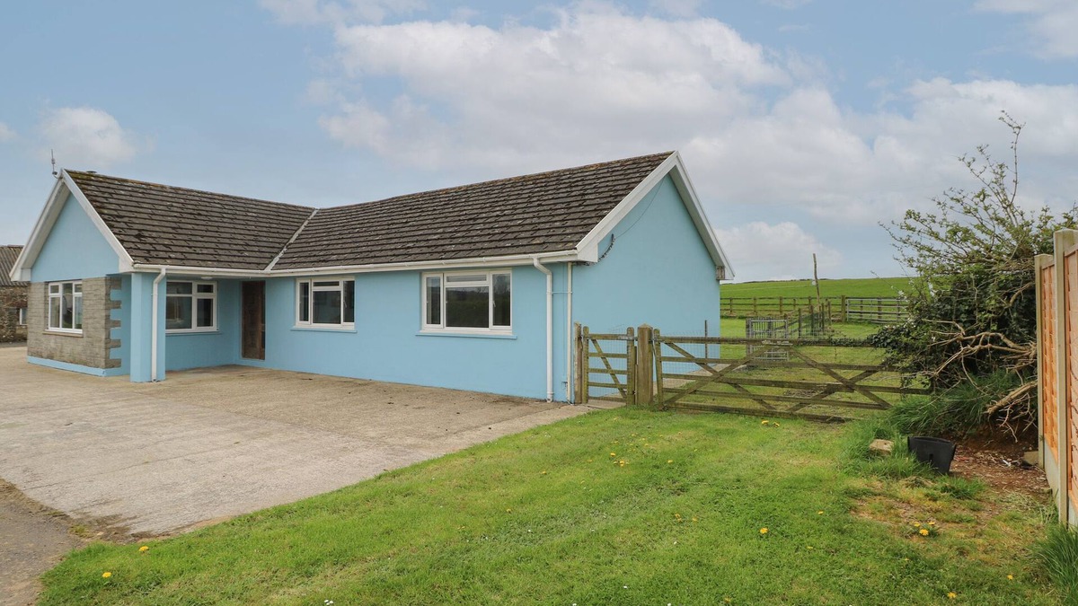 Haverfordwest Cottage | TY MAWR, pet friendly, character holiday cottage in Letterston