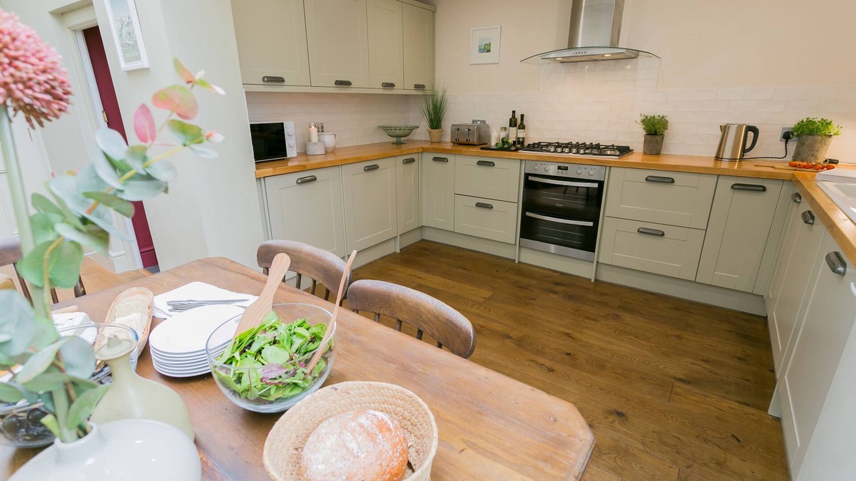 Beaumaris Cottage | Ty Medi - a town that sleeps 6 guests in 4 bedrooms