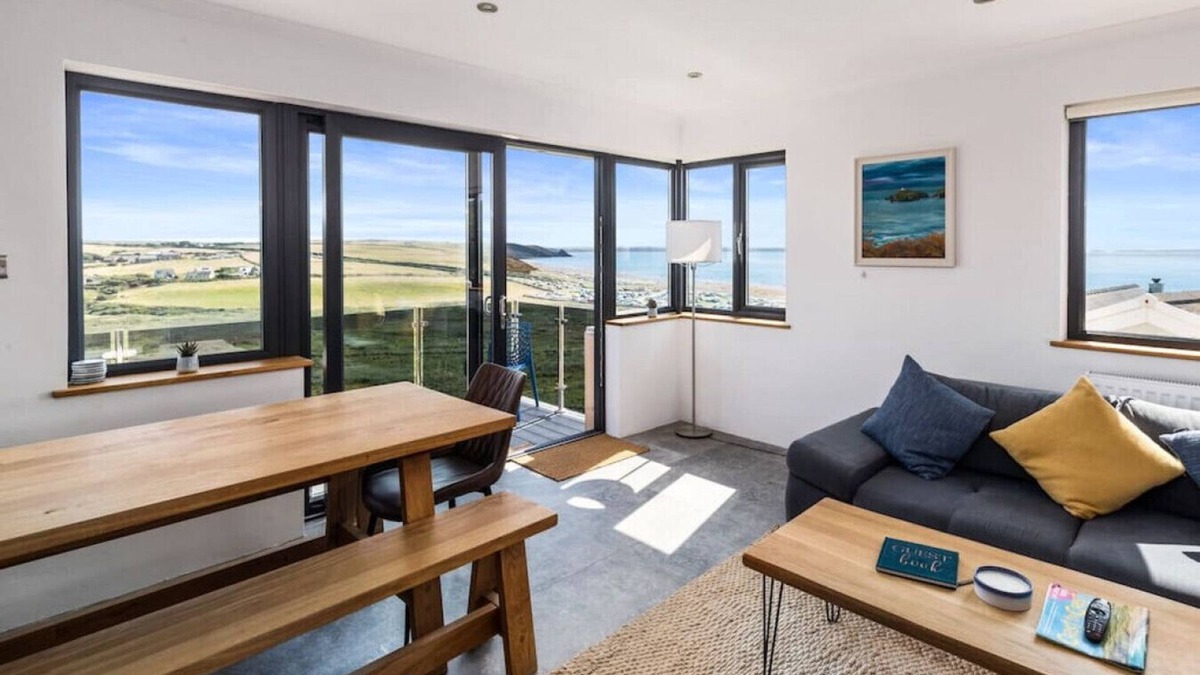 Penycwm House | Ty Melyn Full House · Stunning Beach House for 10 with Hot Tub & Parking