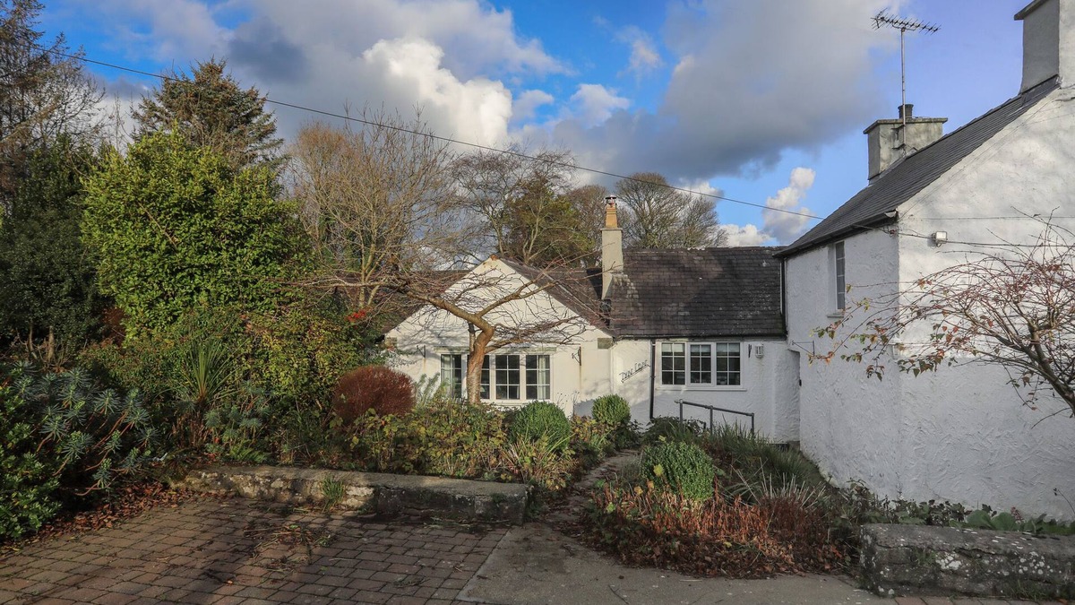 Dulas House | TY'N LON, pet friendly, character holiday cottage in Moelfre