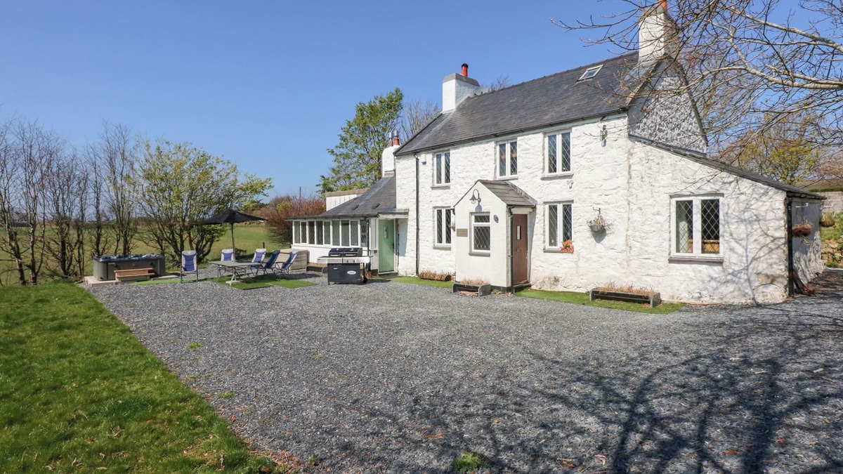 Garn Fadryn Cottage | TY'N PWLL FARM, pet friendly, character holiday cottage in Nefyn