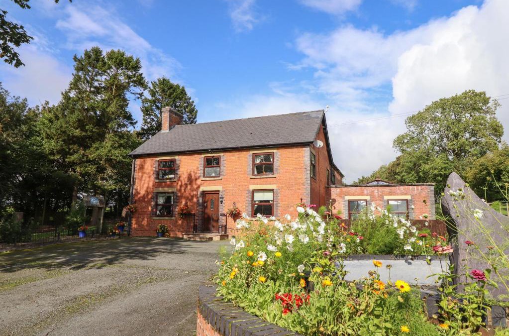 Llanfair Caereinion House | Ty Newydd