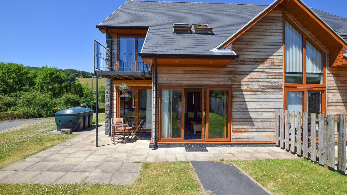 Cwrt House | Ty Talcen - Three Bedroom House, Sleeps 6