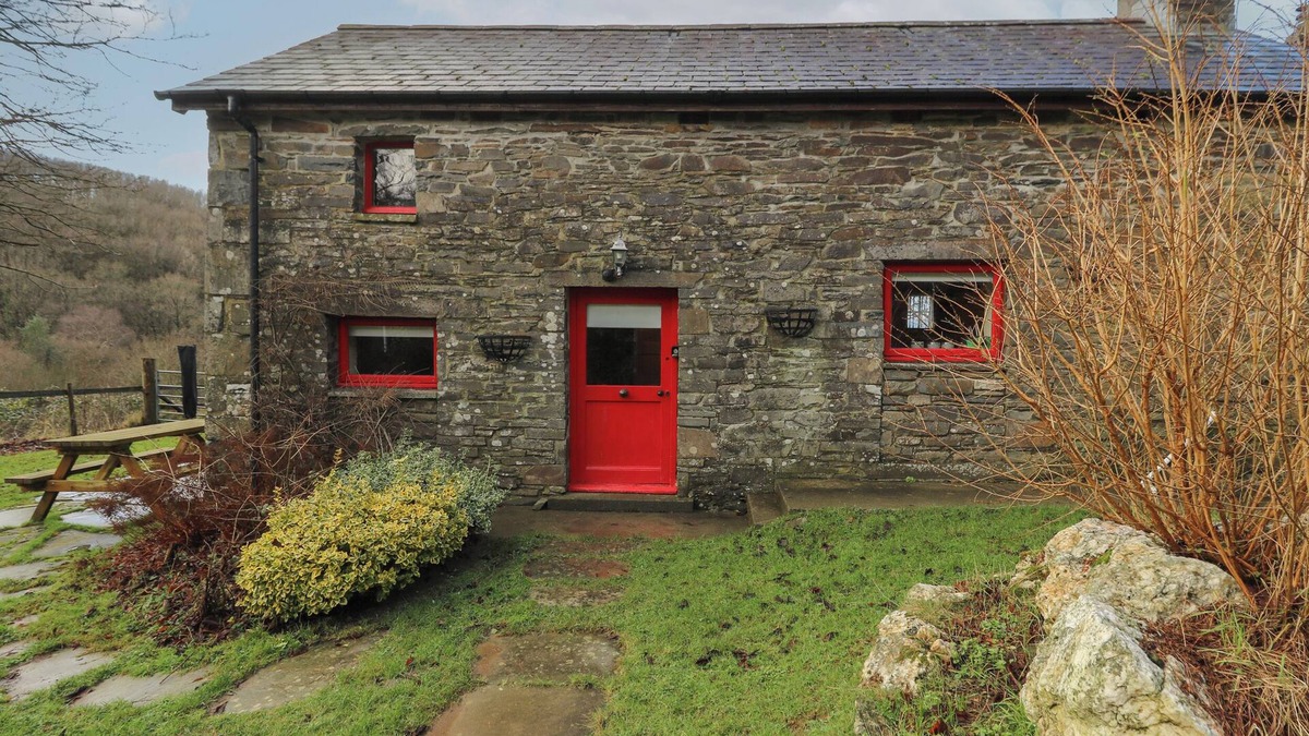 Pencader Cottage | TY TARW, pet friendly, character holiday cottage in Llanybydder