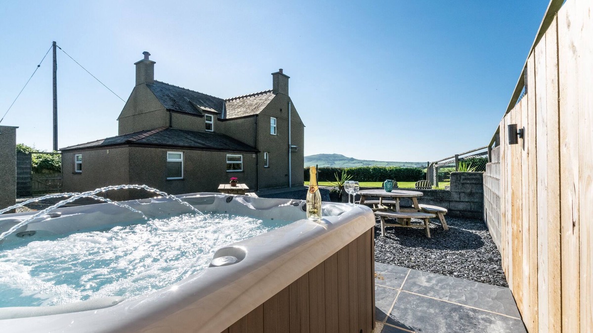 Garn Fadryn House | Tyddyn Llŷn - Four Bedroom House, Sleeps 8