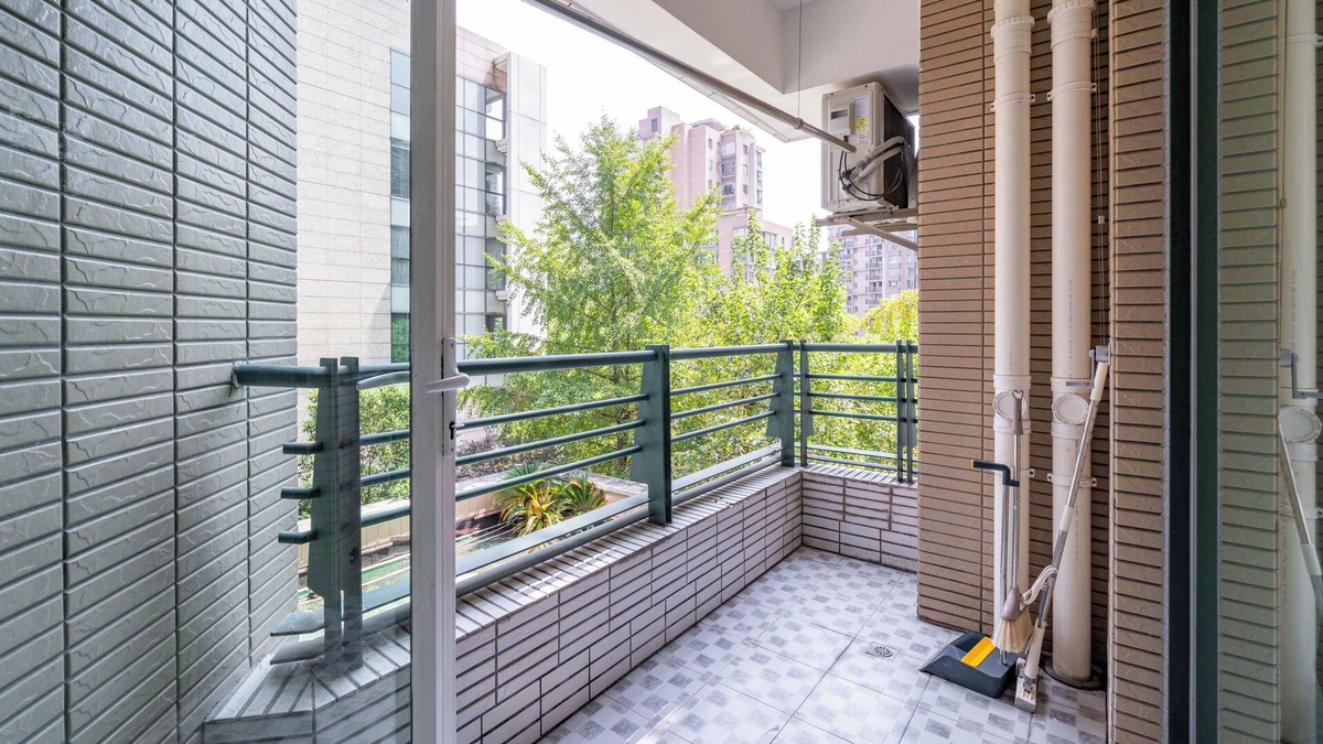 Xujiahui Bed & Breakfast | Tyms Stylish 3BR 2BA Apt Xujiahui Shops