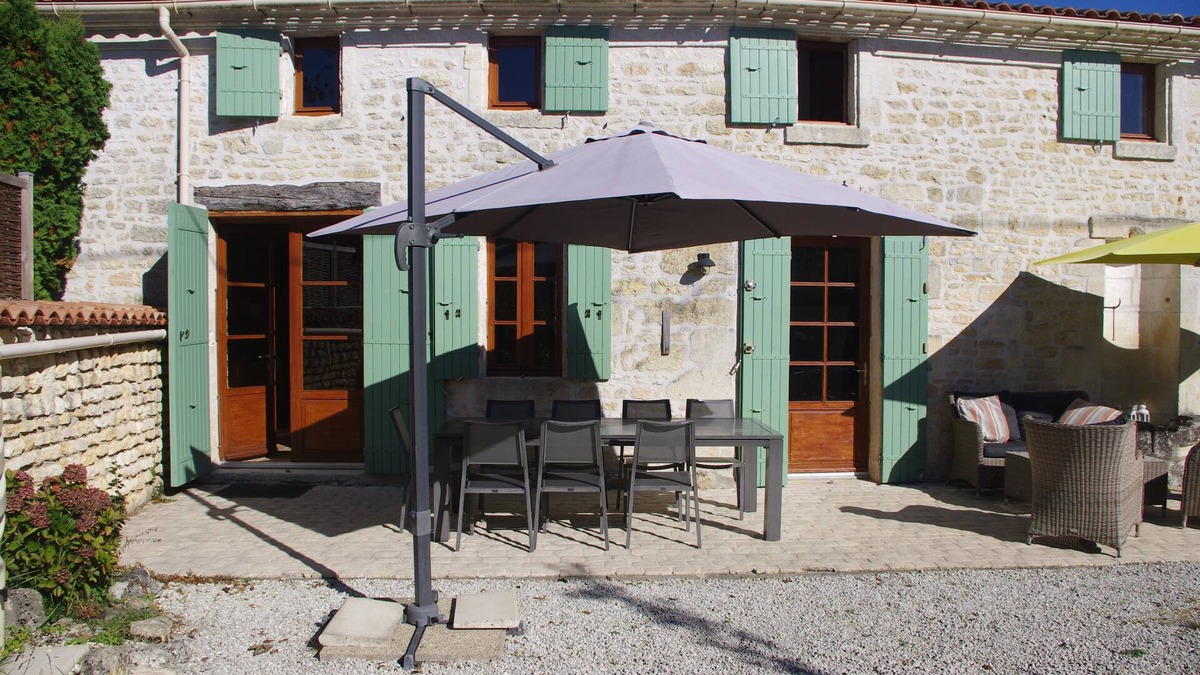 Saint-Savinien House | Typical Charentaise farmhouse with pool, Saint-Savinien