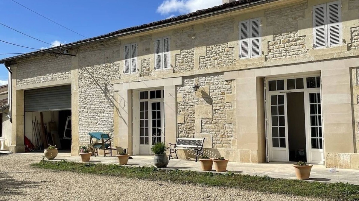 Migron House | Typical Charente farmhouse with enclosed garden planted with trees.