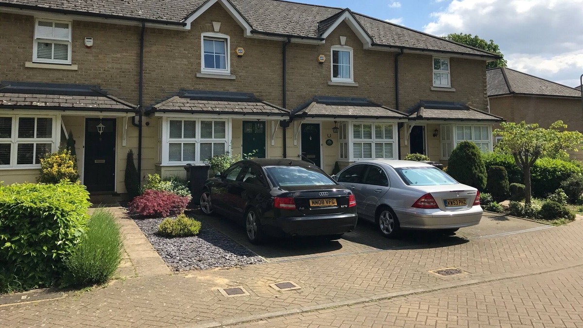 Friern Barnet House | Typical English house with private sunny garden close to central London