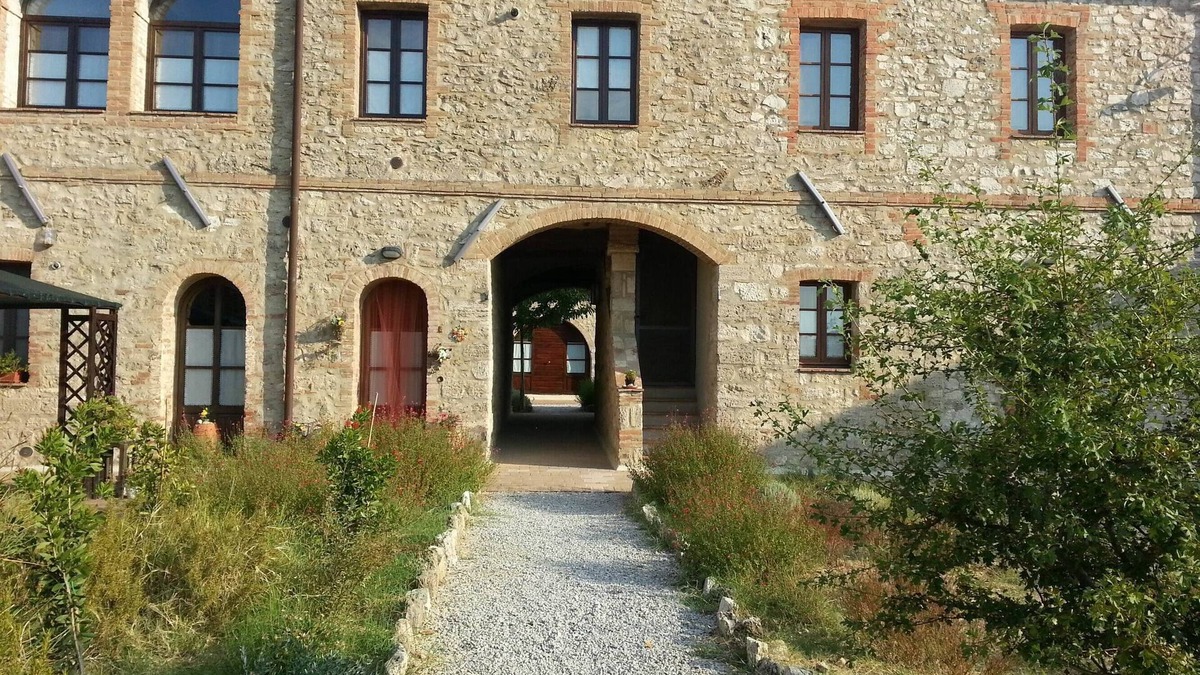 Asciano Apartment | Typical former farmhouse of Tuscany, with tennis court and swimming pool,flat Q8