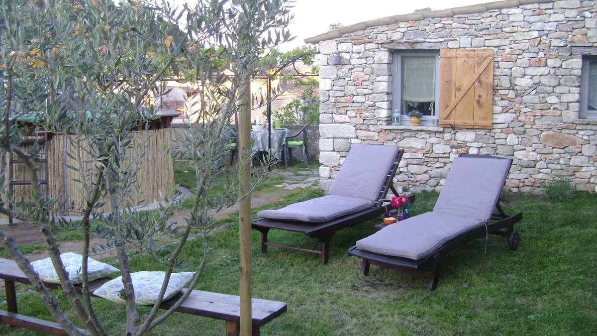 Apt Cottage | TYPICAL PROVENCAL GITE FOR 2 PEOPLE WITH GARDEN AND POOL