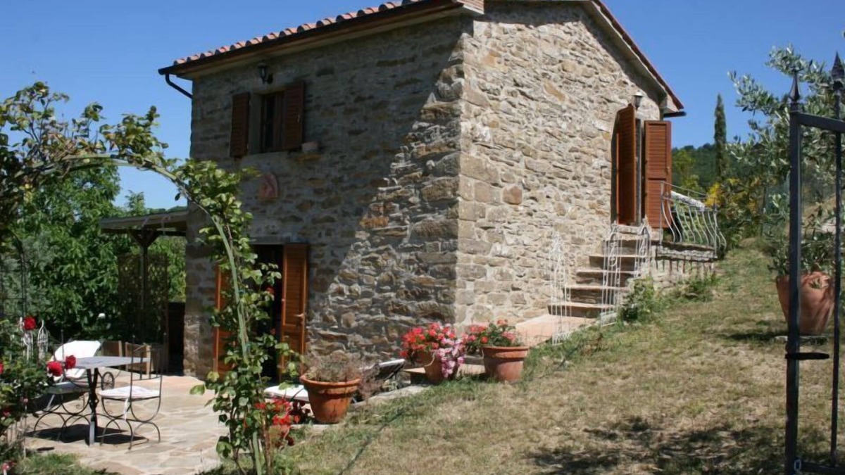 Subbiano Villa | Typical stone house for two persons. Romantic, panoramic, quiet. Wi-Fi access, outdoor jacuzzi and p