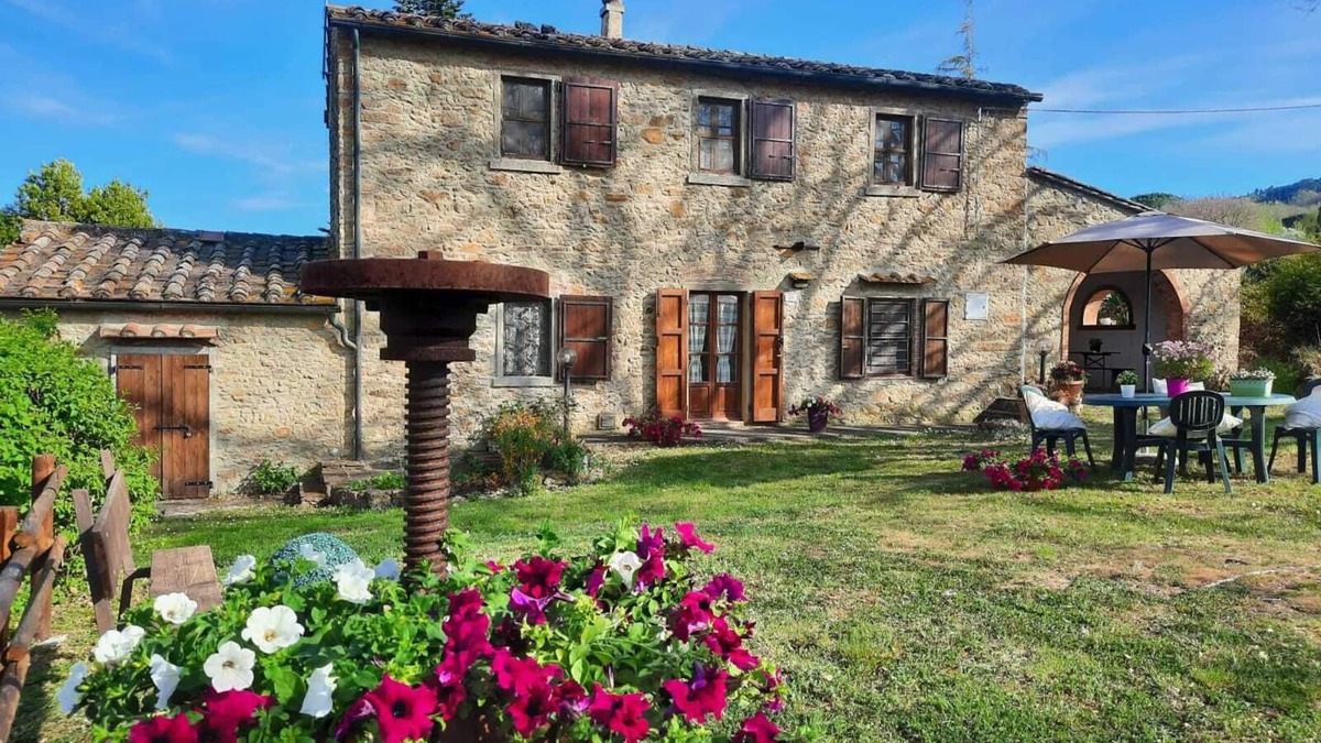 Montescudaio House | Typical stone house, close to the sea, 5/6 person, enclosed garden, small pool