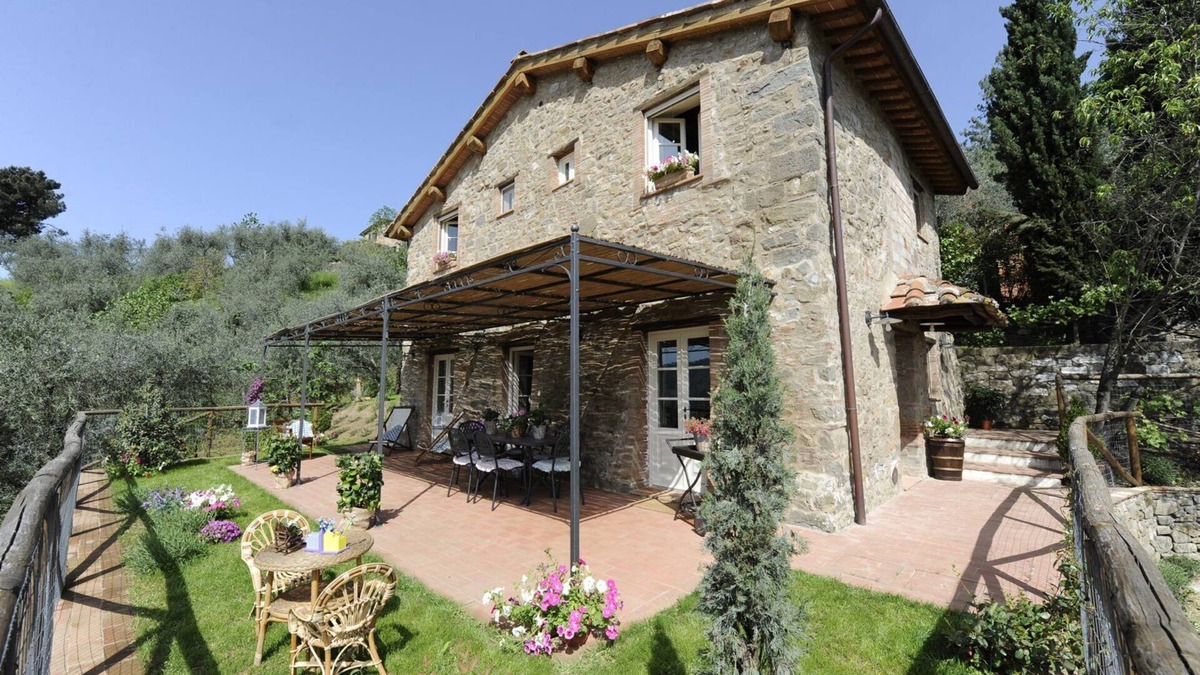 Villabuona Villa | Typical Tuscan house.Great view on Lucca.Private parking/garden.WIFI