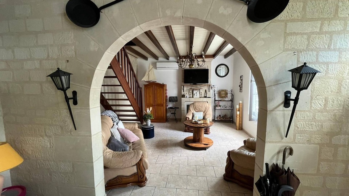 La Chapelle-sur-Loire House | Typique Maison Tourangelle en Pierre de Tuffeau