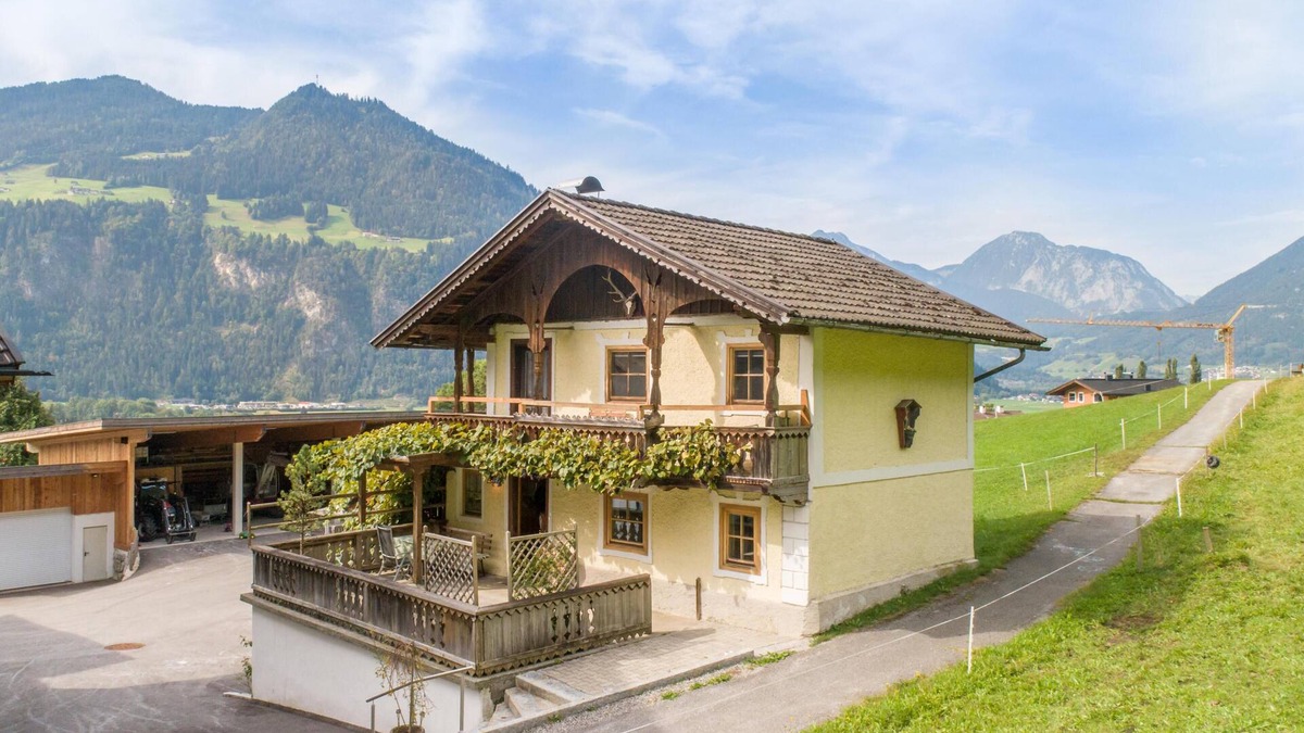 Bruck am Ziller Ski Chalet | Tyrolean chalet with south-facing terrace
