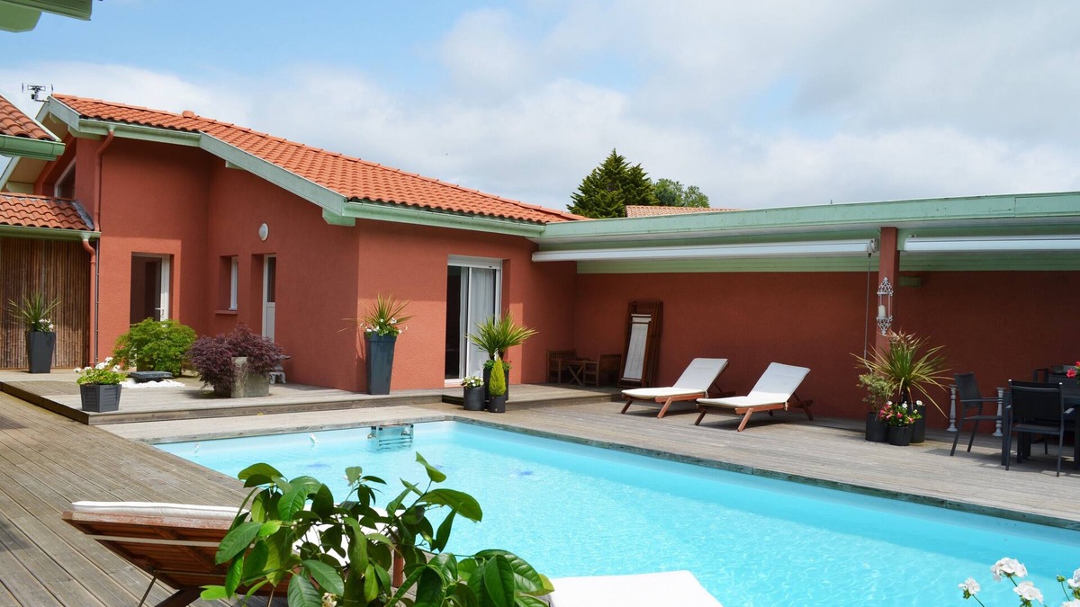 Saint-Vincent-de-Tyrosse Cottage | Tyrossaise villa with heated pool near ocean