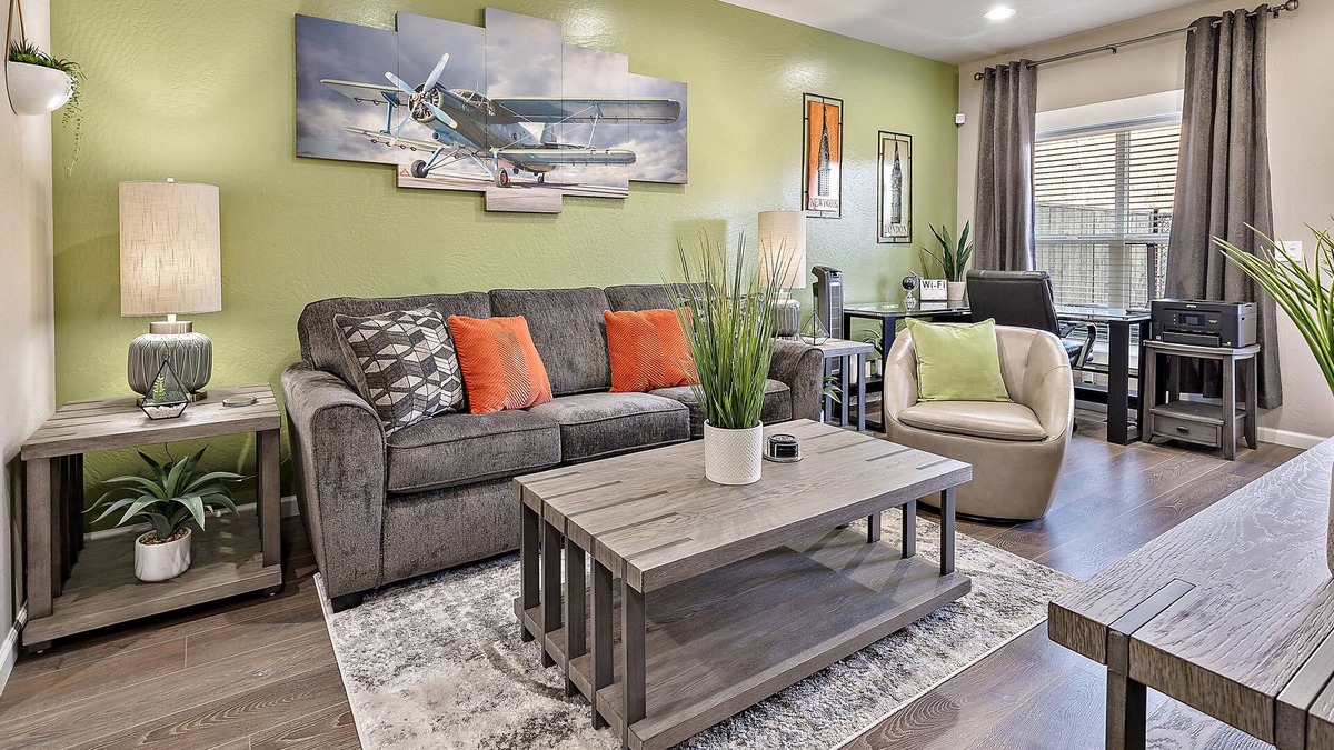 Medford House | U2 - Peloton Bike - 2 Kings - Work Here - 1G Wi-Fi - Stunning Aviation Theme!