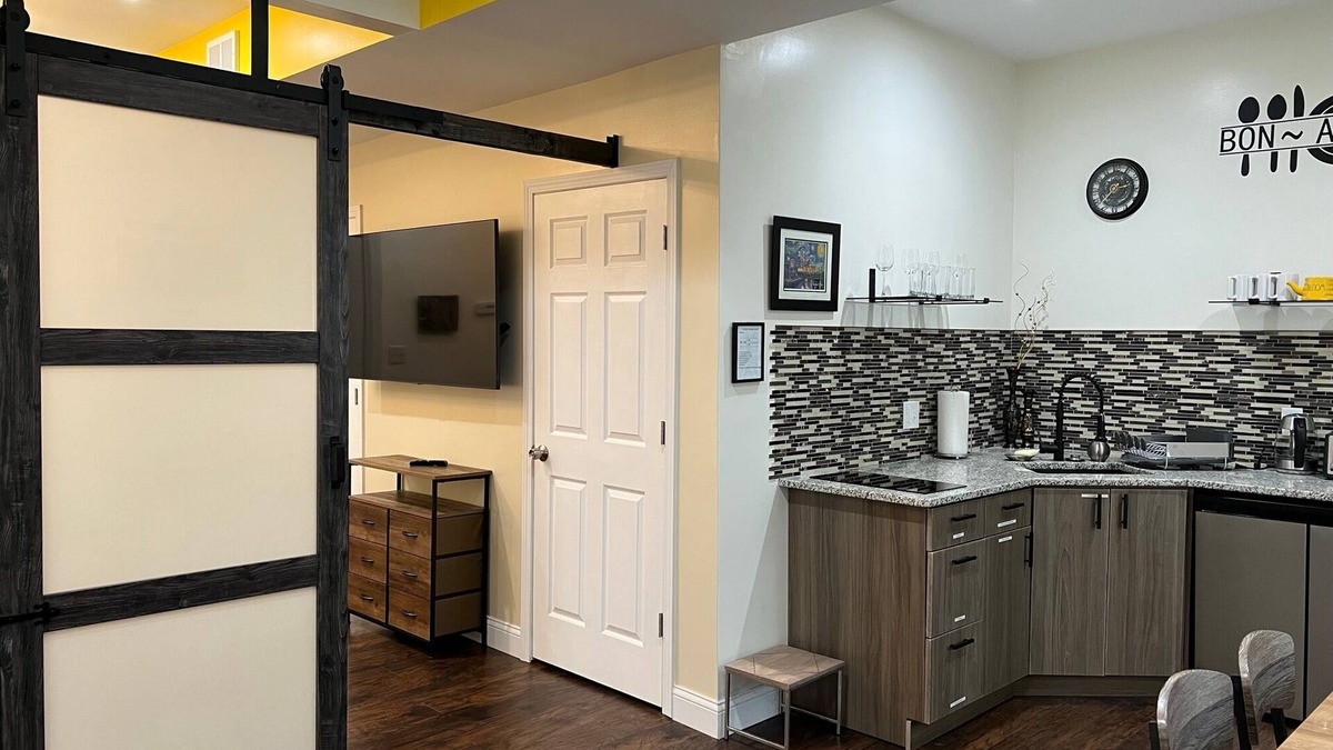 Detroit - Shoreway Apartment | Uber Close to Hot Spots in Ohio City, Cleveland (Lower)