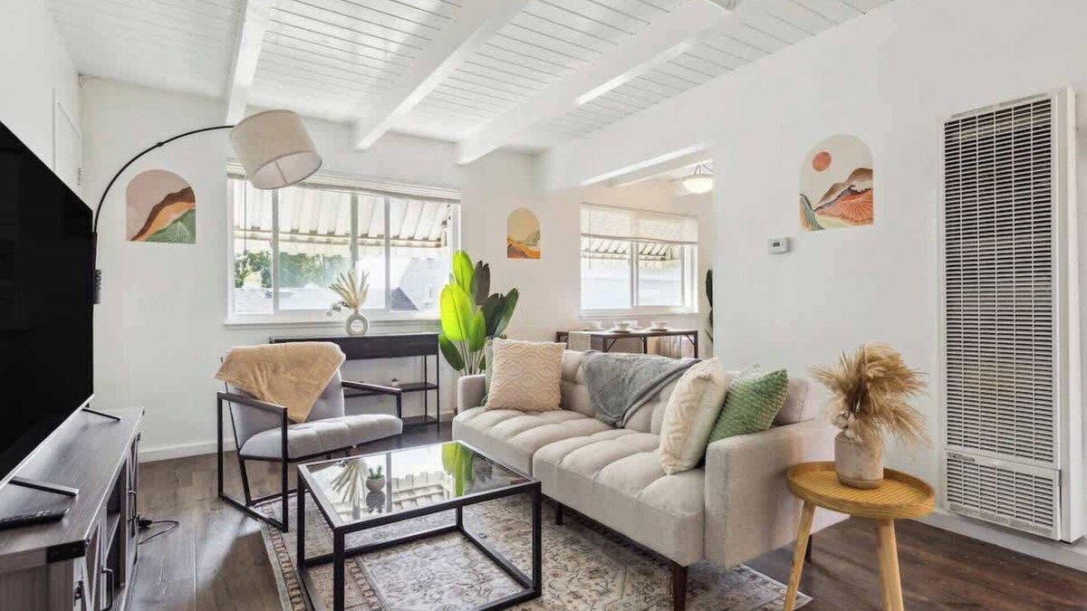 Poets Corner Apartment | UC Proximity - Cozy City Stay - Free Parking Spot