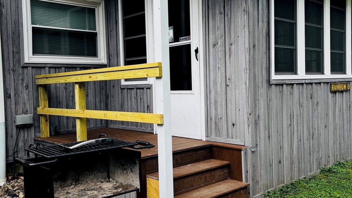 Elkins Cabin | Ugly Cabin, Stunning Escape – Hot Tub! Fire Pit! Fast WIFI! Sunroom! Hiking!
