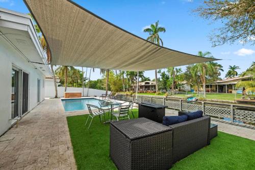 Ojus House | Uhost AI - Luxurious 5B Home w Pool & Lounge