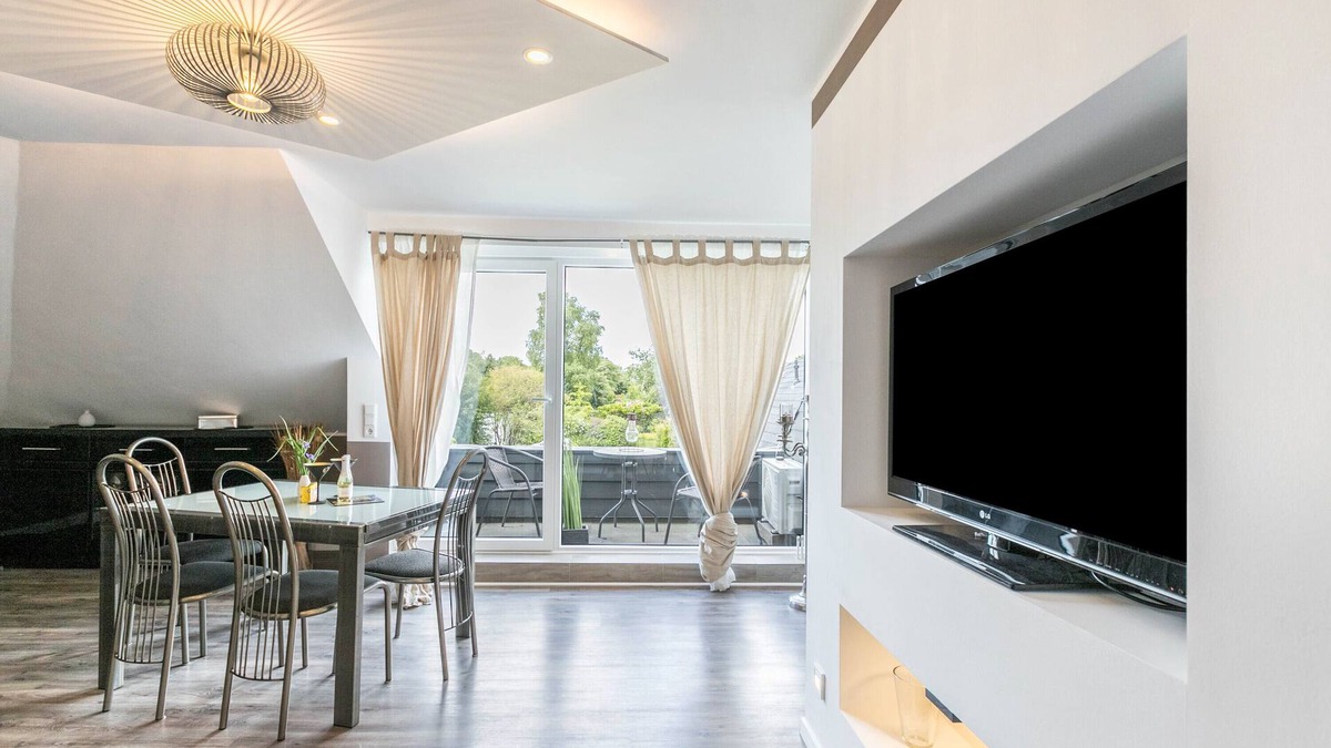 Heide Apartment | 'Uhse Apartment' with Garden & Wi-Fi