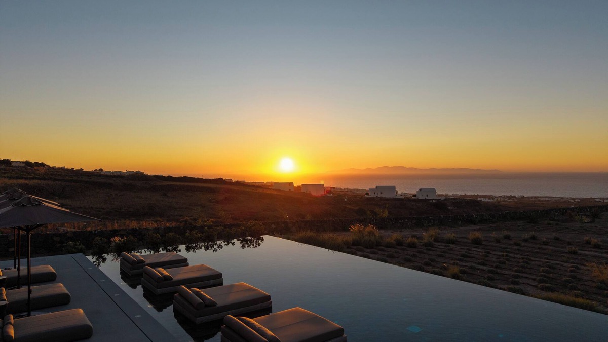 Oia Villa | Ulta Luxury villa at Oia with massive pool area and extra large interiors