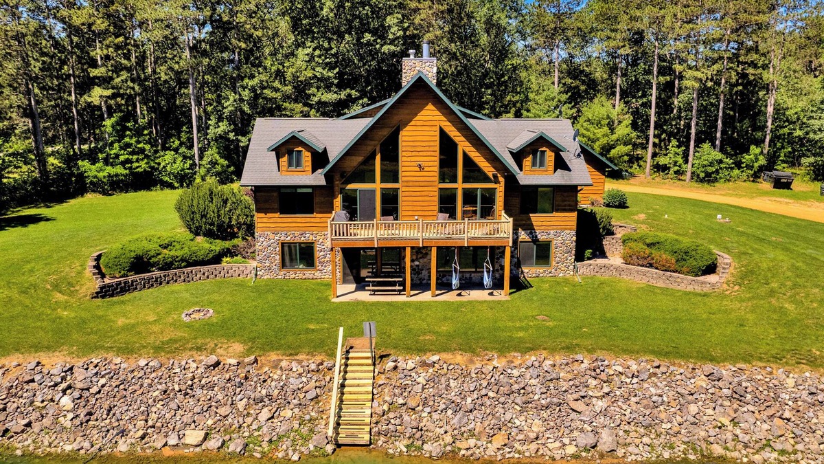 Mauston Cabin | Ultimate All-Season Cabin w/Private Swimming & Fishing Pond at Castle Rock Lake