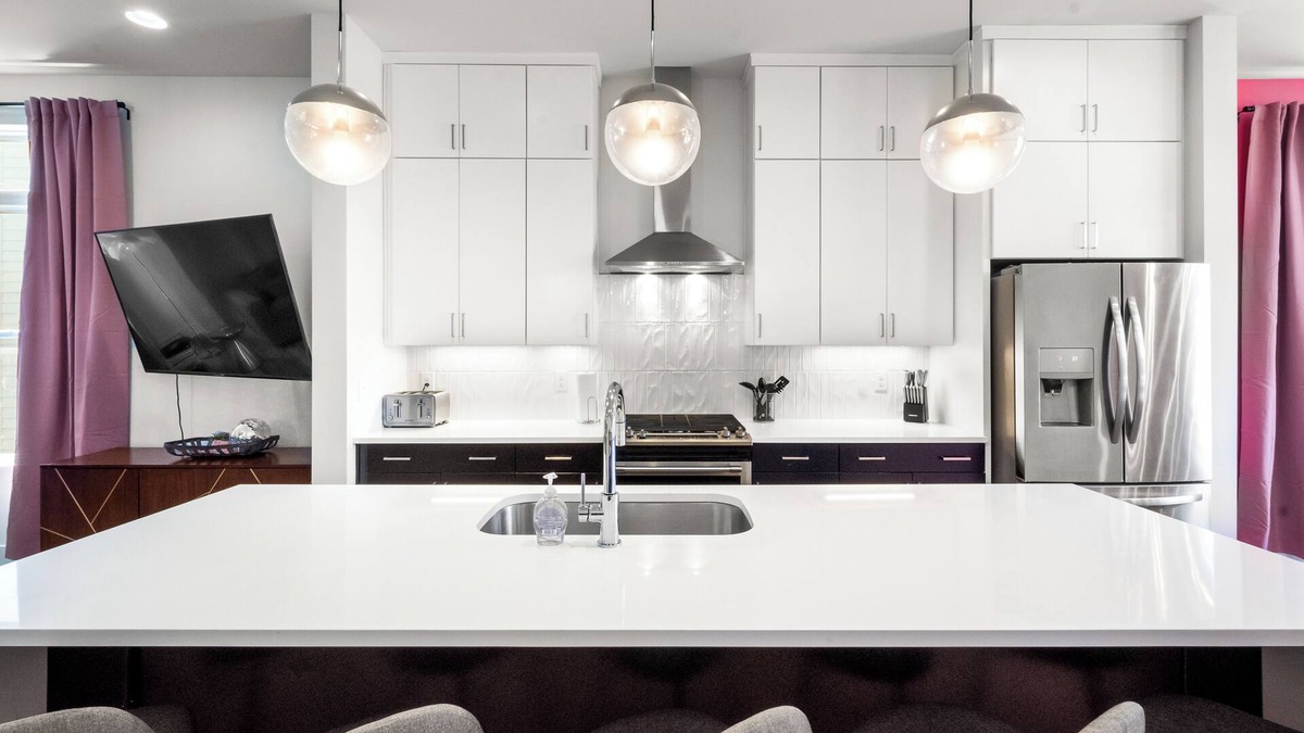 Hadley - Washington House | Ultimate Bach 10min to DT, Insta Walls Every Room