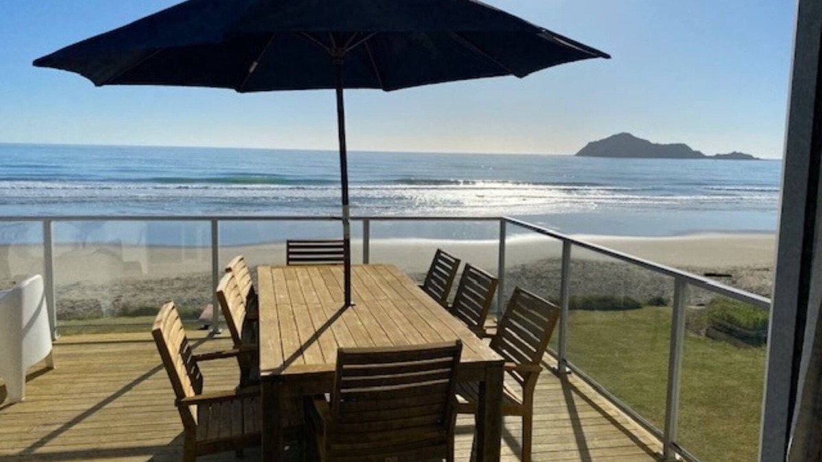 Waimarama House | Ultimate Beachfront - Family Friendly with games room and multiple decks