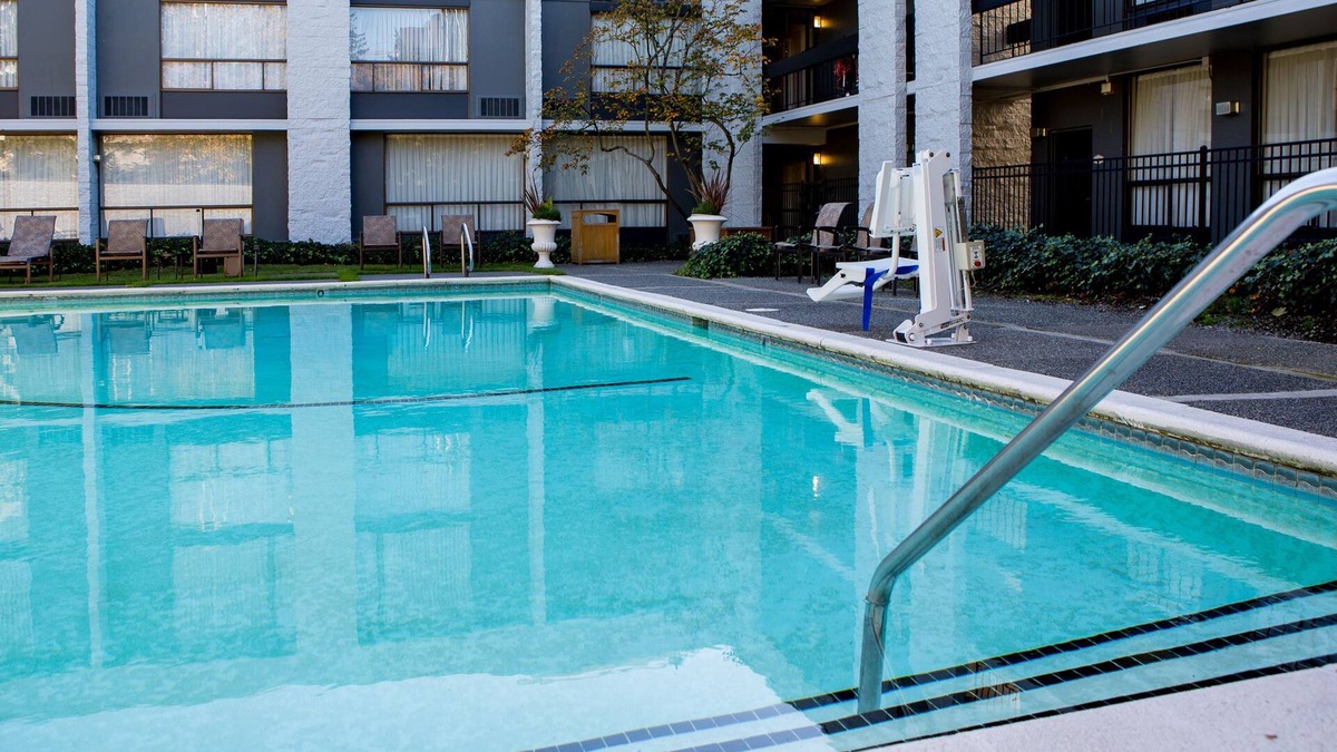Wilburton Hotel | Ultimate Bellevue Experience! 2 Double Beds Rooms, Outdoor Swimming Pool