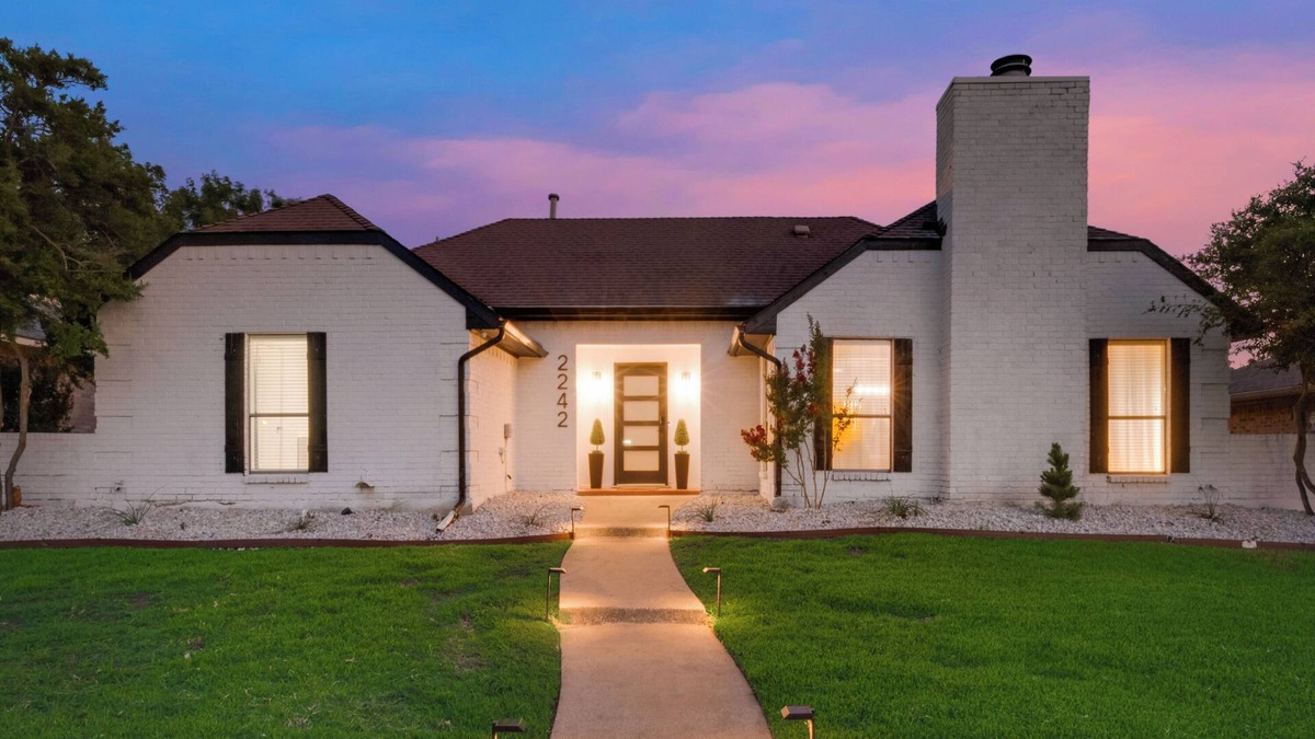 Southwest Carrollton House | Ultimate Comfort & Modern Elegance in our Renovated Pool House with Hot Tub