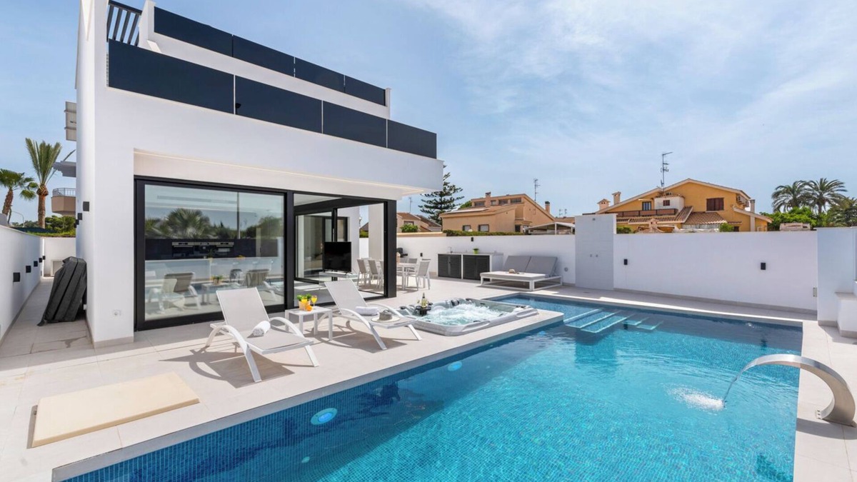 Santiago de la Ribera Villa | Ultimate Enjoyment: Luxury 8-person Villa with Jacuzzi, Pool & Beach within Walking Distance!