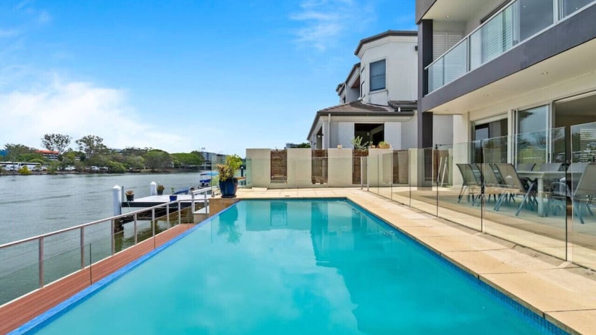 Surfers Paradise House | Ultimate Family Vacation Haven in GC w/Pool