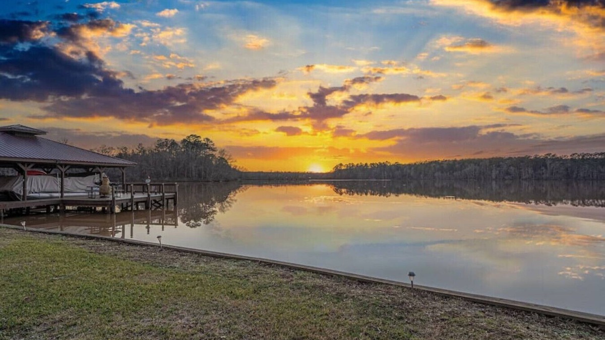 Hardwick House | Ultimate Family Fun Lakehouse w/pool and dock
