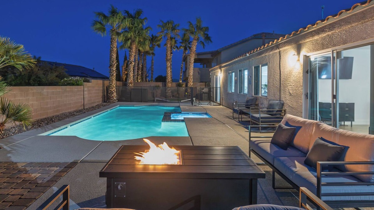 Paradise Hills House | Ultimate Family Getaway! Salt Water Pool Spa Arcade